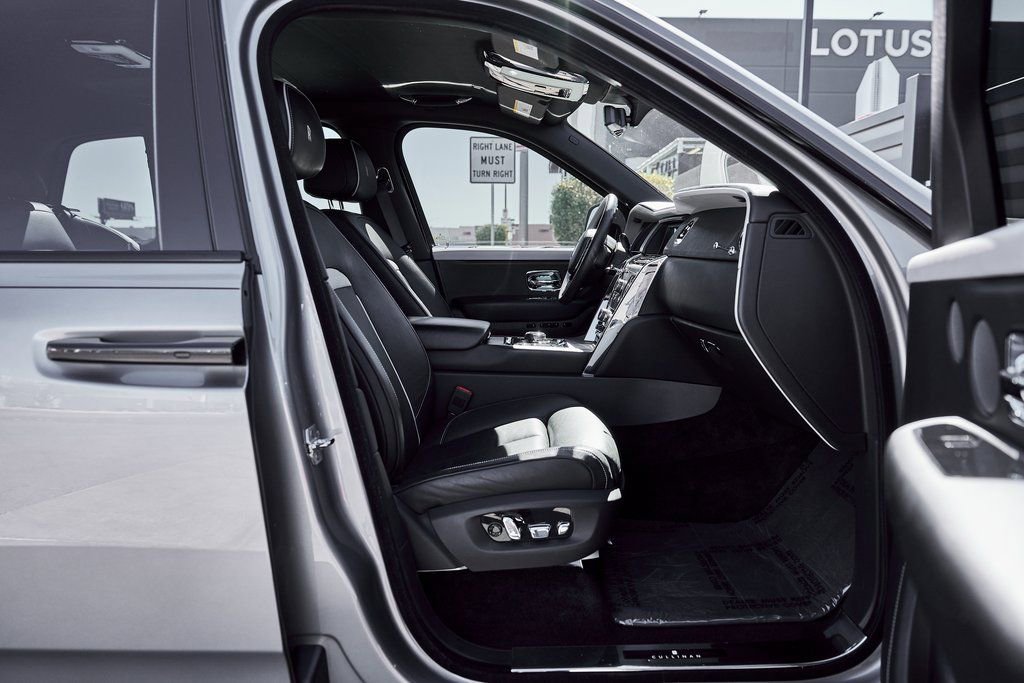 Used 2023 Rolls-Royce Cullinan image 25