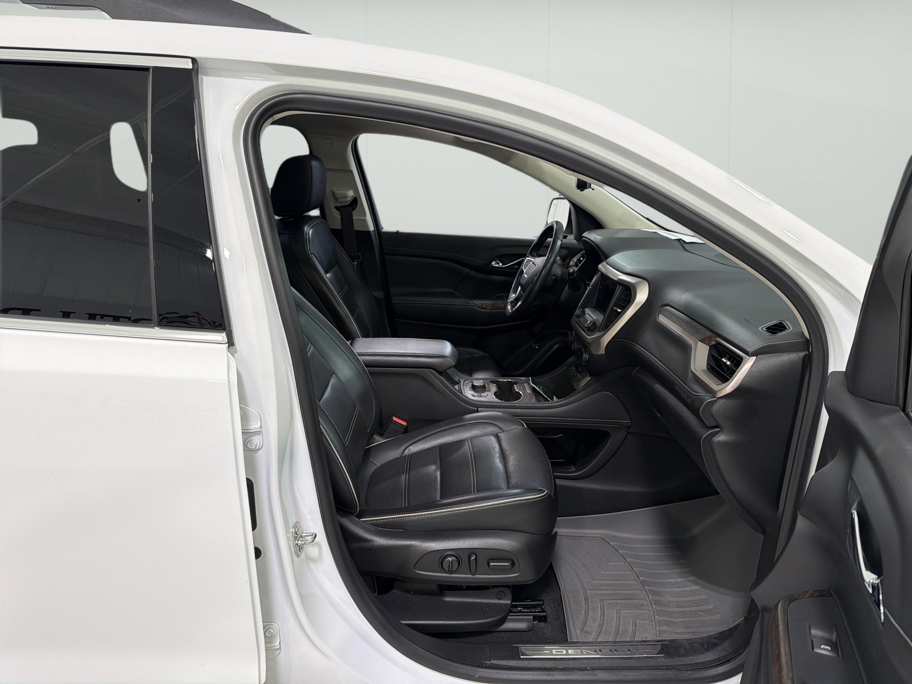 Used 2021 GMC Acadia Denali w/ Denali Technology Package FWD image 14