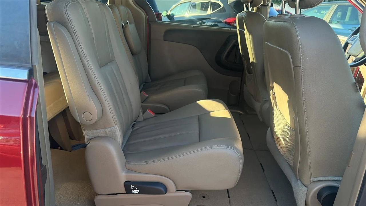 Used 2016 Chrysler Town & Country Touring FWD image 25