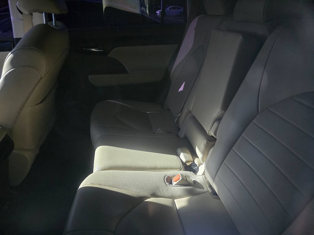 Used 2021 Toyota Highlander XLE FWD image 23