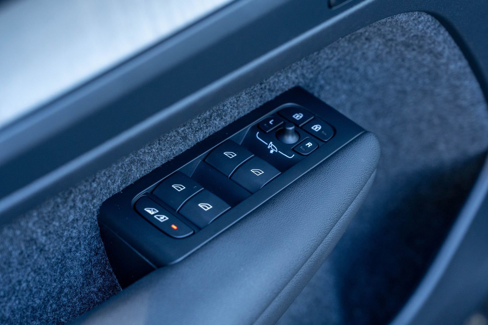 Used 2024 Volvo XC40 B5 Ultimate w/ Protection Package Premier image 16