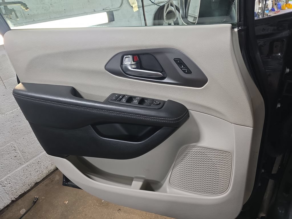 Used 2023 Chrysler Pacifica Touring-L FWD image 28