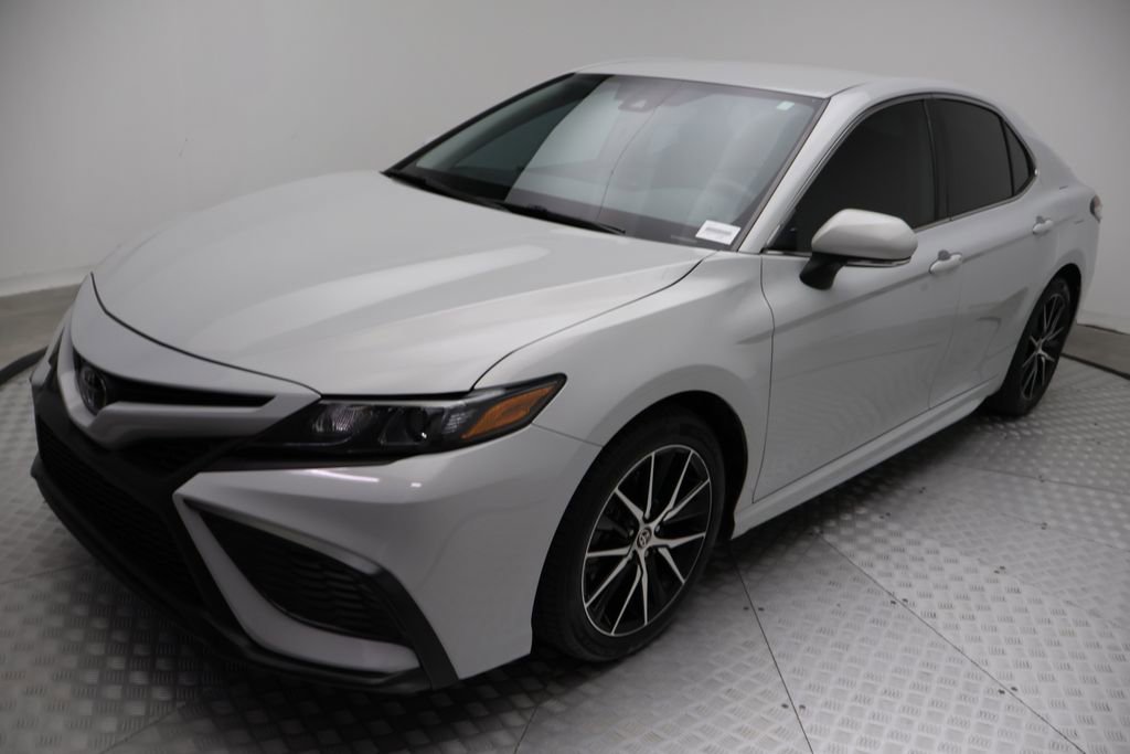 Used 2024 Toyota Camry SE w/ Convenience Package image 2