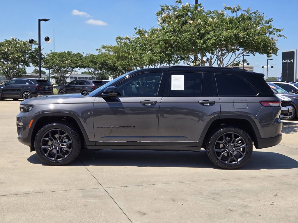 Used 2025 Jeep Grand Cherokee Limited w/ Trailer Tow Package AWD/4WD image 12