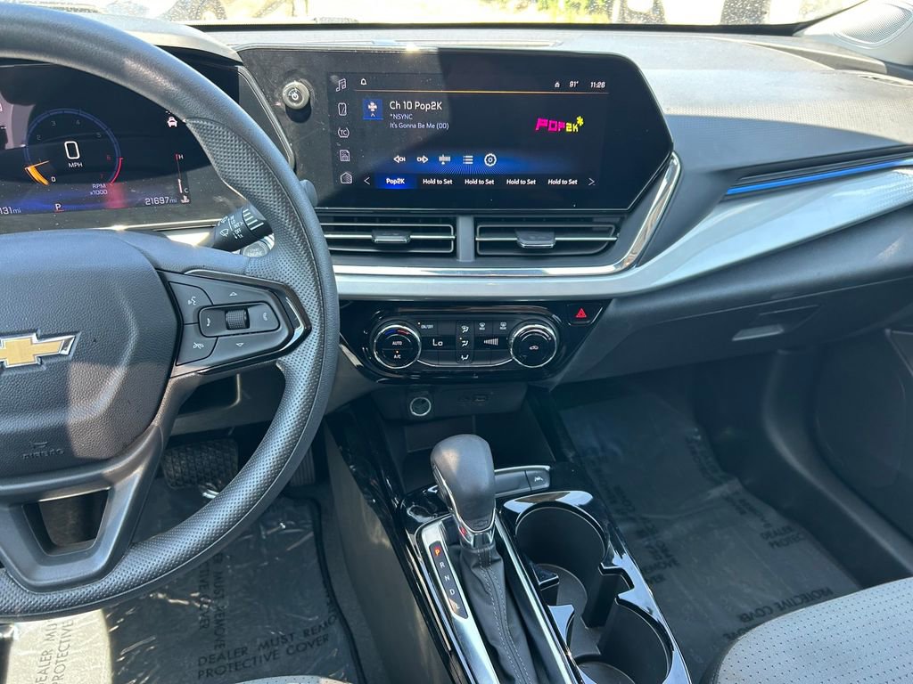 Used 2025 Chevrolet Trax LT FWD image 17
