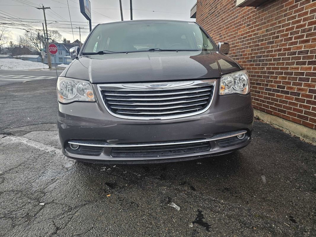 Used 2015 Chrysler Town & Country Touring-L w/ Driver Convenience Group image 29