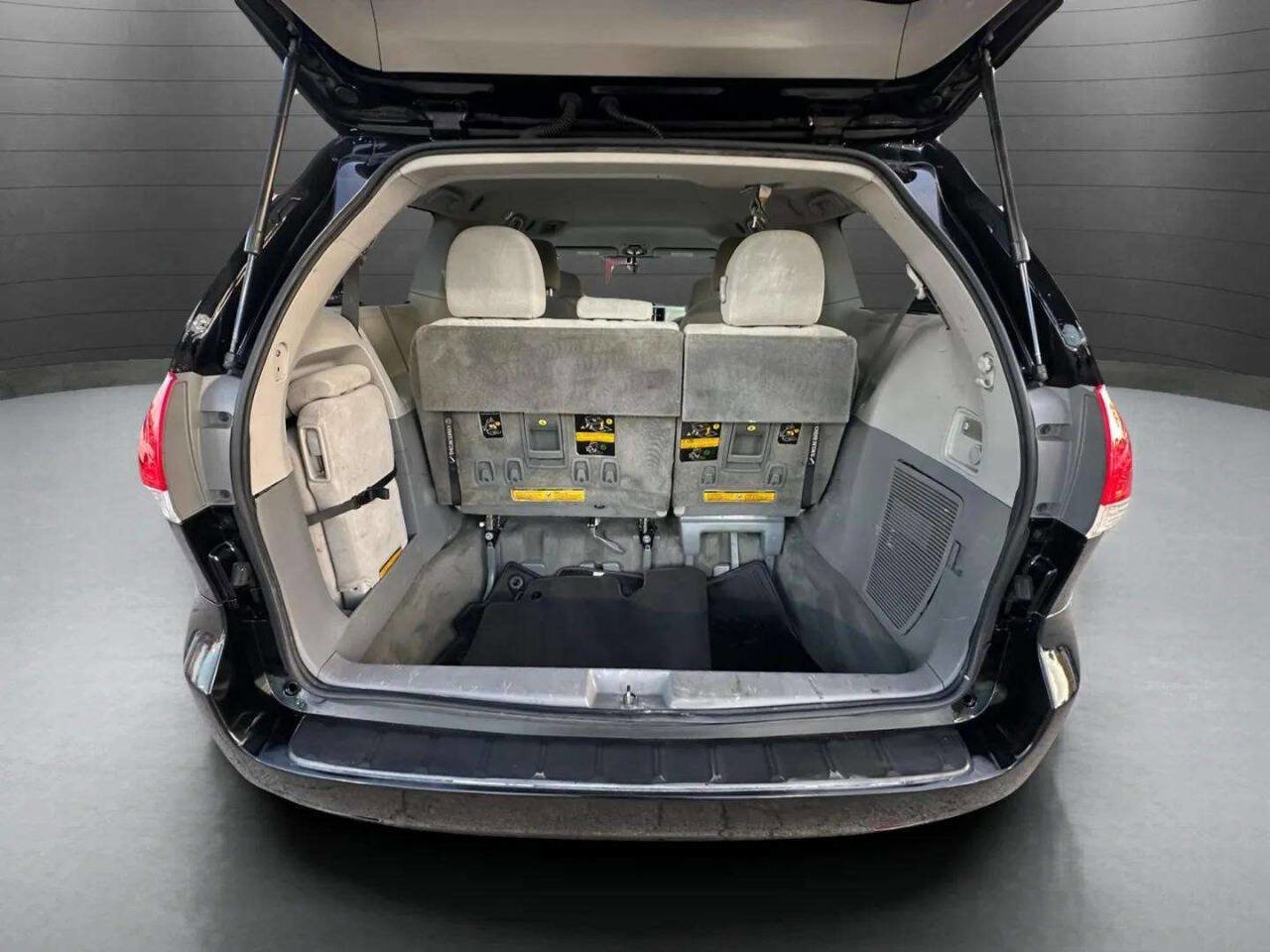 Used 2014 Toyota Sienna LE image 17