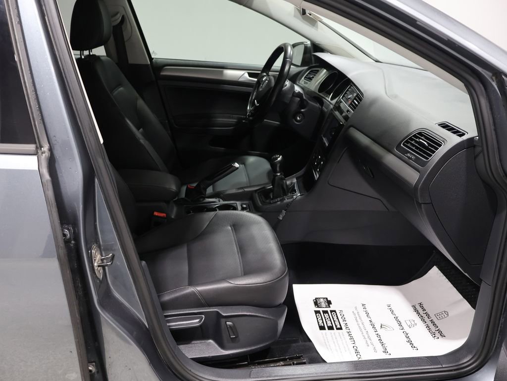 Used 2015 Volkswagen Golf S image 22