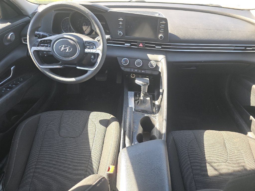 Used 2021 Hyundai Elantra SE w/ Preferred Accessory Package FWD image 17