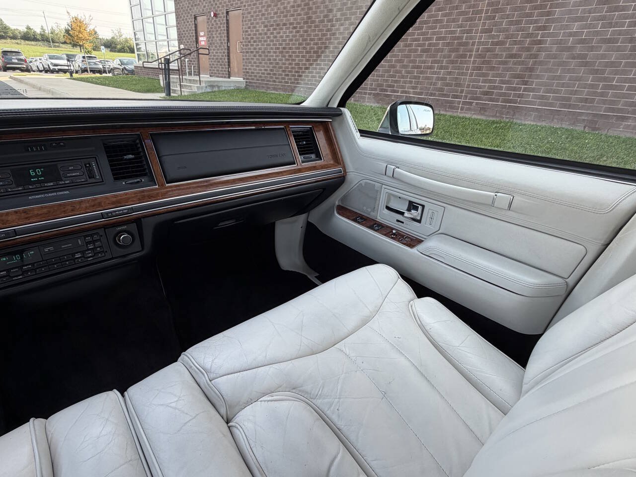 Used 1994 Lincoln Town Car Signature RWD image 23