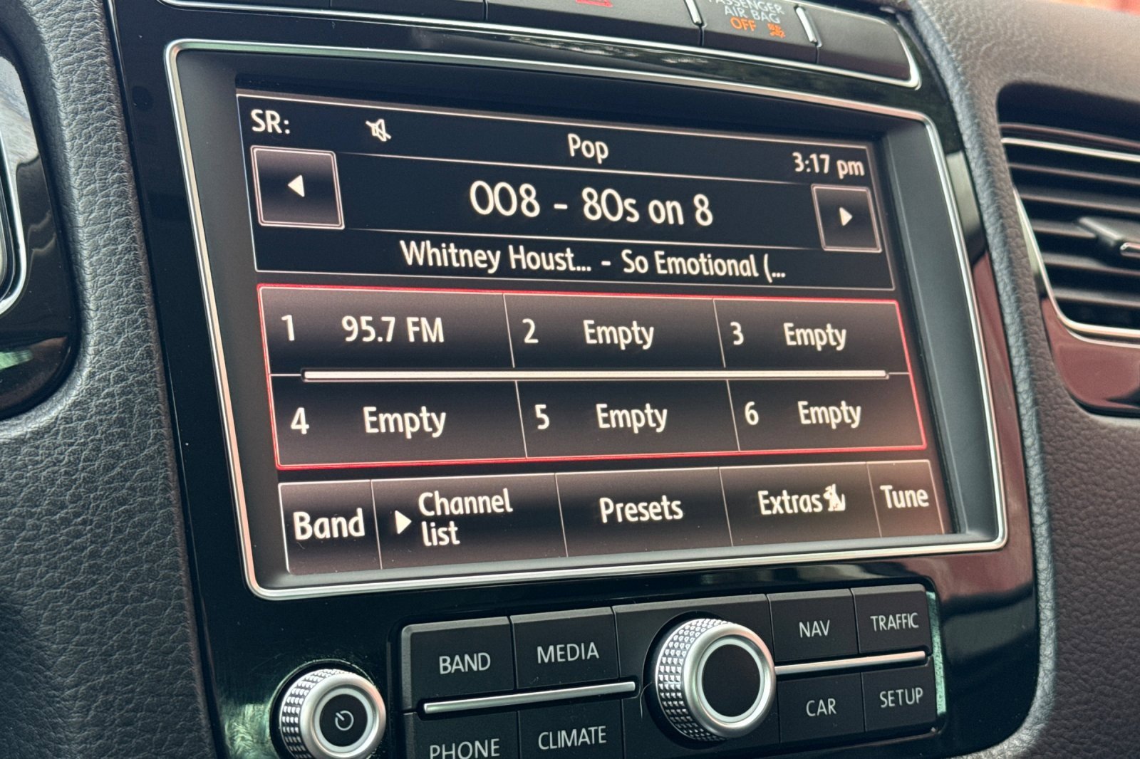 Used 2016 Volkswagen Touareg VR6 image 22