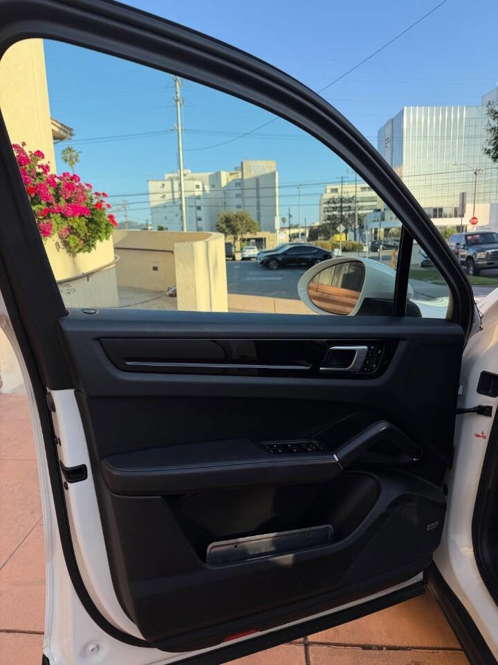 Used 2019 Porsche Cayenne w/ Premium Package image 29