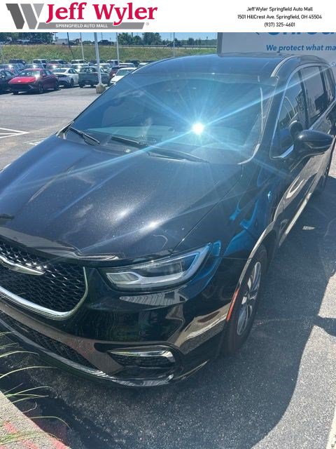 Used 2025 Chrysler Pacifica Select FWD image 1