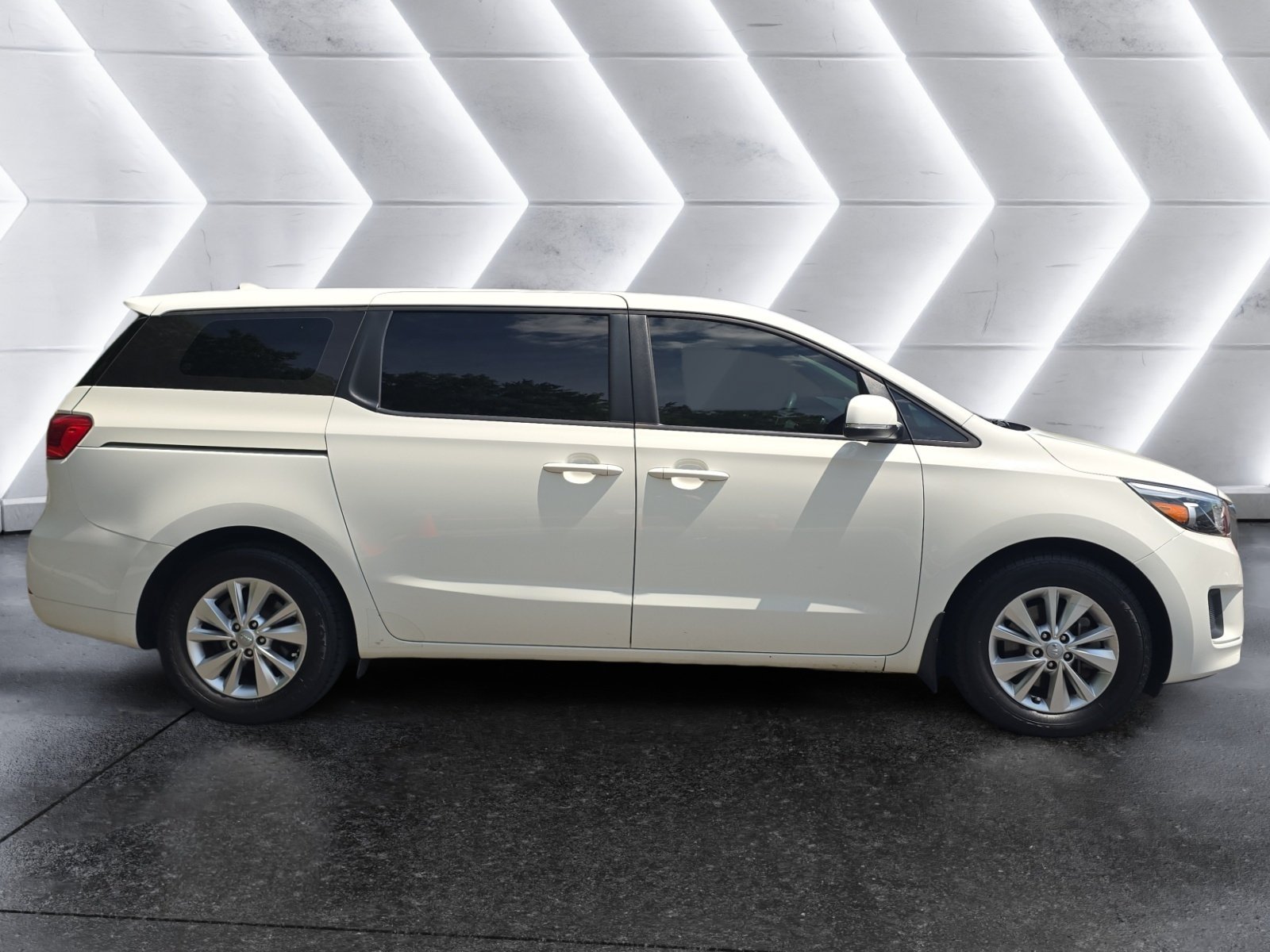 Used 2018 Kia Sedona L FWD image 6