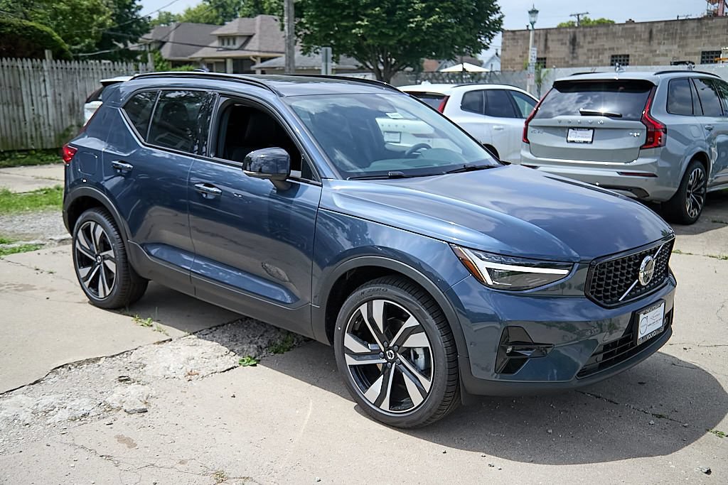 New 2026 Volvo XC40 B5 Plus w/ Climate Package AWD/4WD image 4
