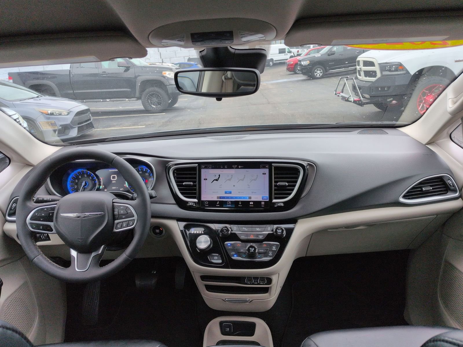 Used 2023 Chrysler Pacifica Touring-L image 17