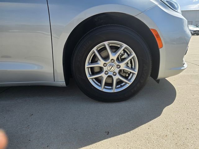 Used 2024 Chrysler Pacifica Touring-L image 17