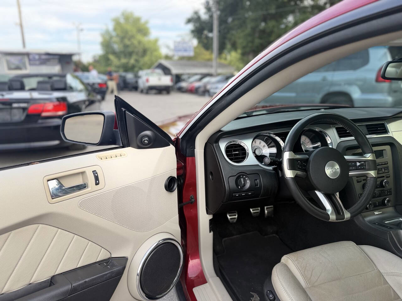 Used 2010 Ford Mustang Premium RWD image 9
