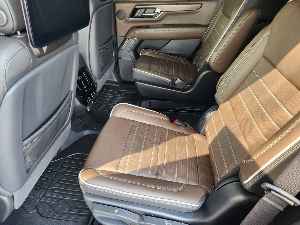 Certified 2025 GMC Yukon Denali Ultimate w/ LPO, Floor Liner Package AWD/4WD image 30