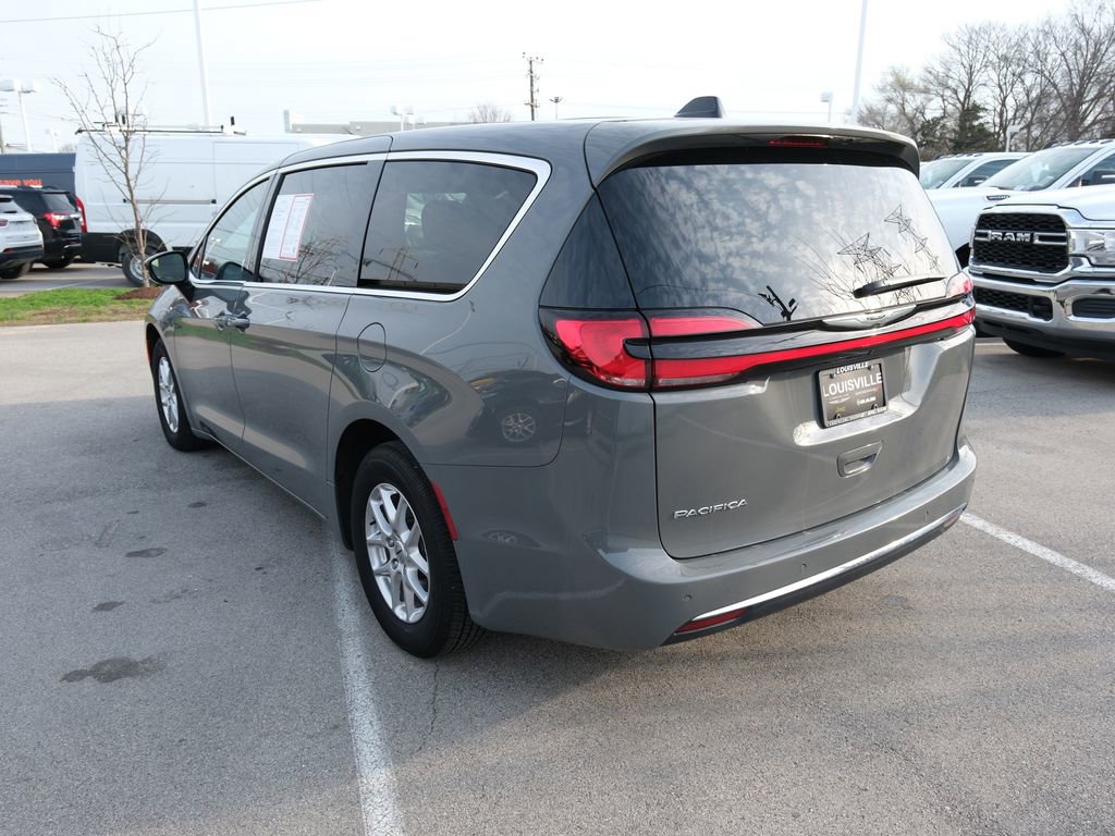 Used 2025 Chrysler Pacifica Select image 9