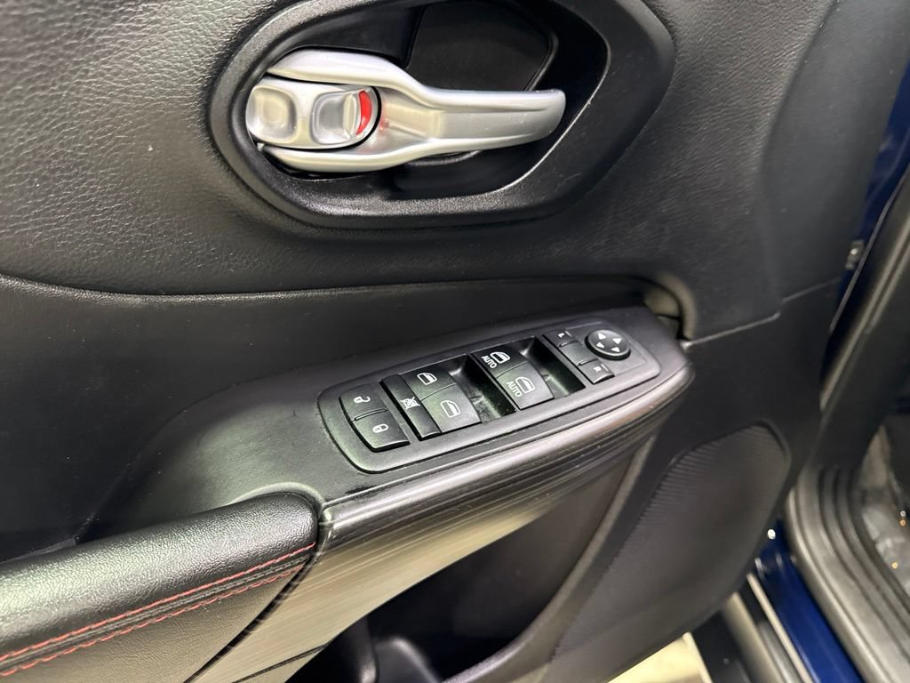 Used 2014 Jeep Cherokee Trailhawk w/ Technology Group AWD/4WD image 33