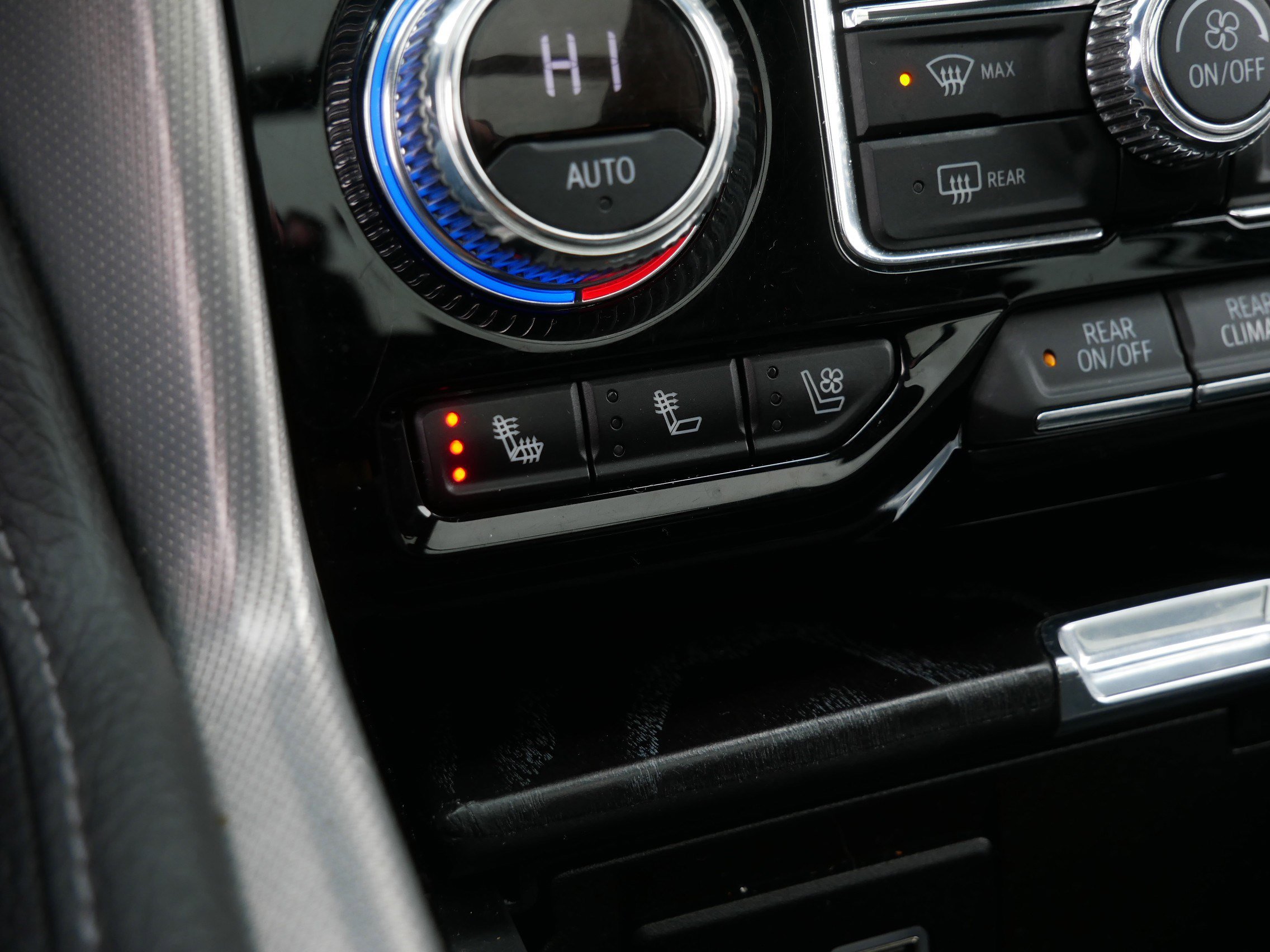 Used 2021 GMC Yukon Denali w/ Denali Premium Package image 33