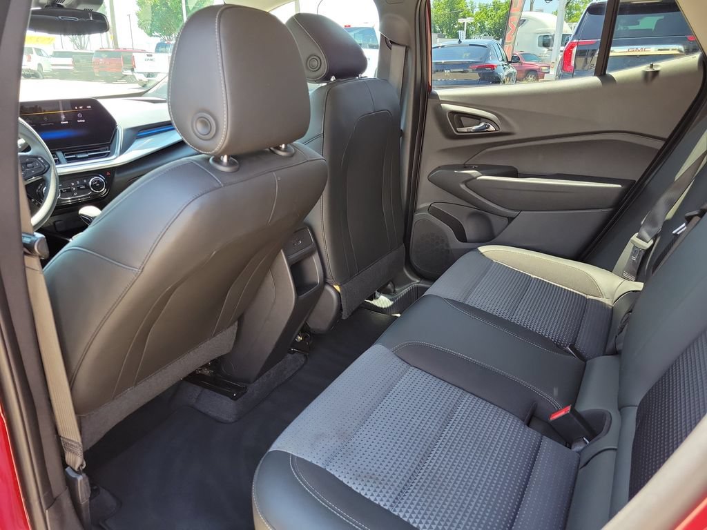 Used 2025 Chevrolet Trax LT FWD image 13