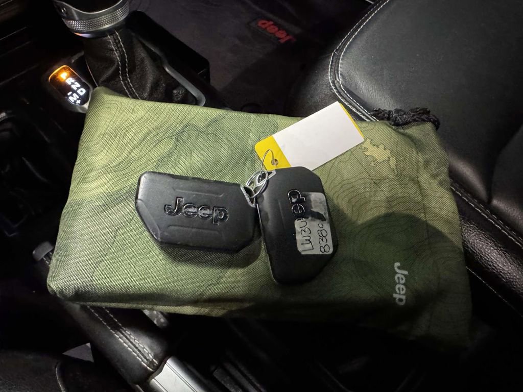 Used 2020 Jeep Wrangler Unlimited Sahara image 31