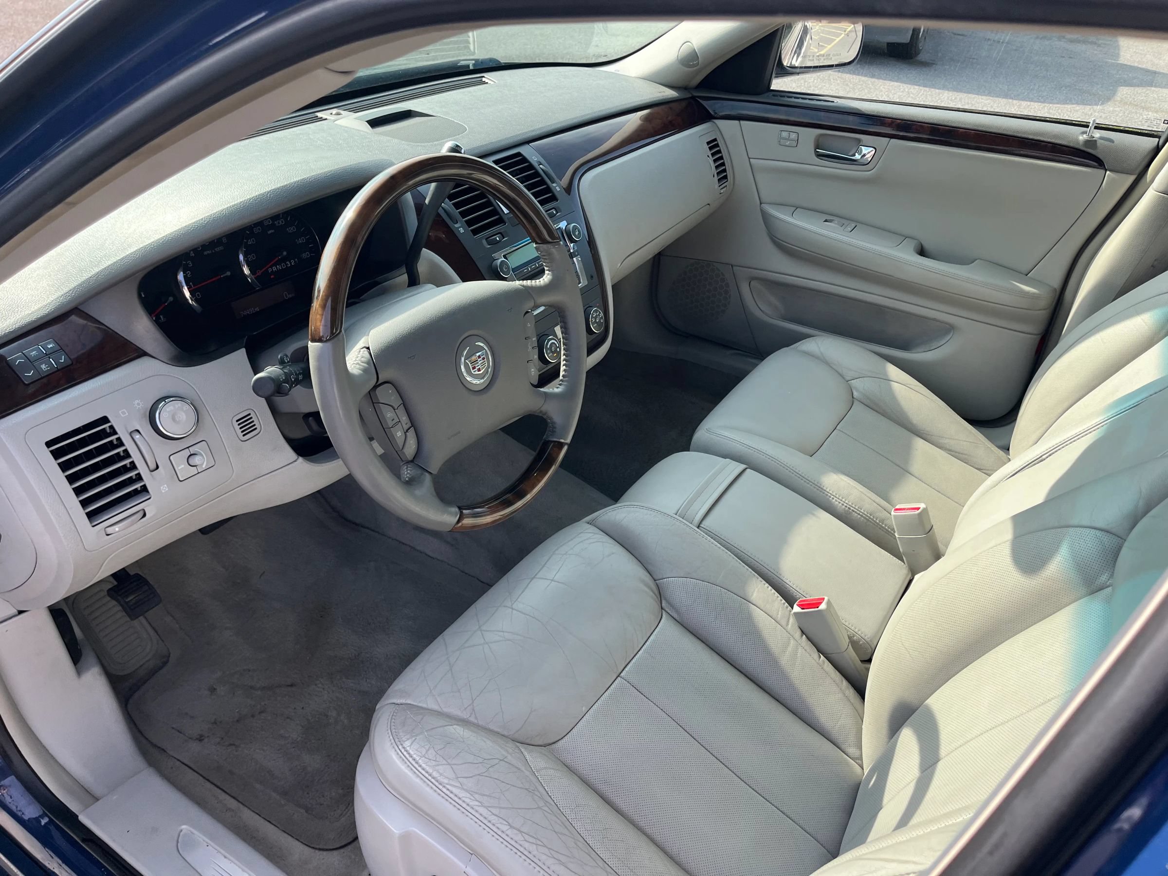 Used 2009 Cadillac DTS w/ Sun And Sound Package FWD image 8