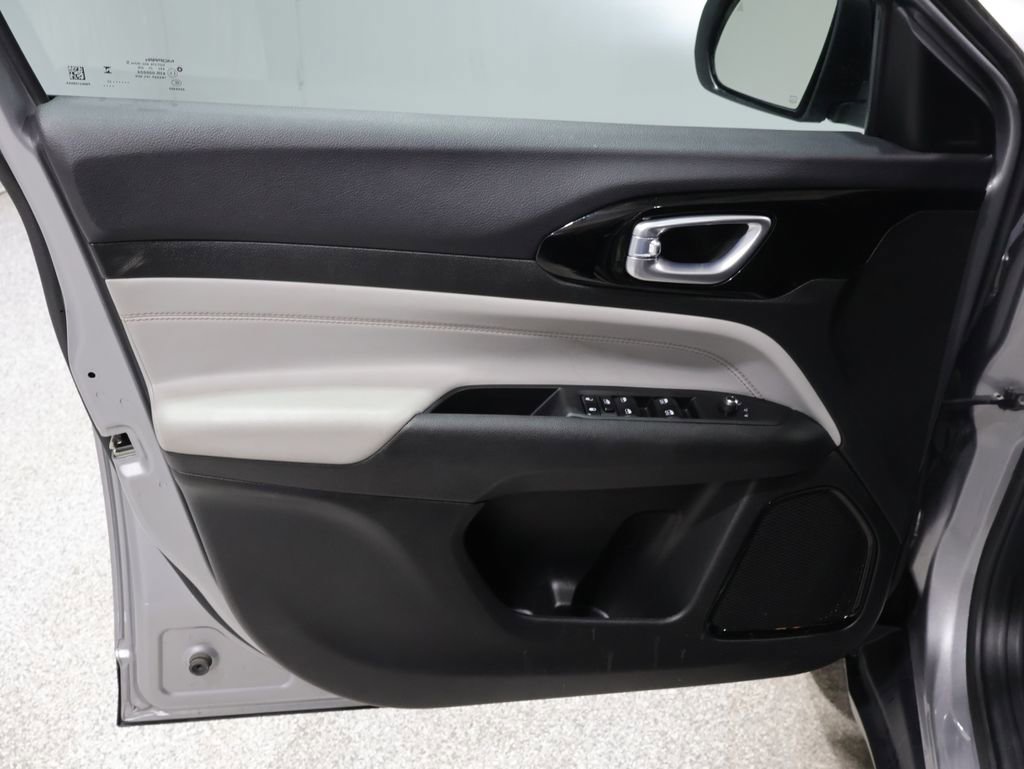 Used 2023 Jeep Compass Limited AWD/4WD image 13