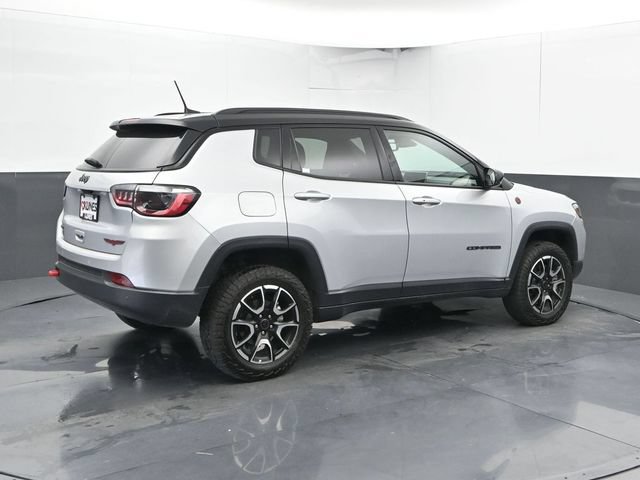 Used 2025 Jeep Compass Trailhawk AWD/4WD image 2