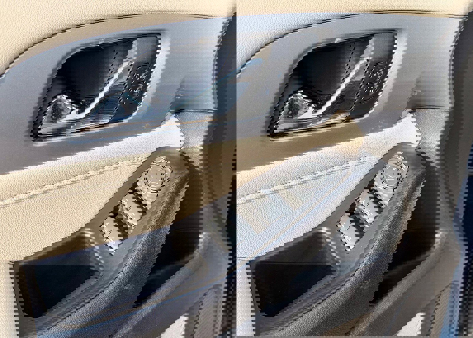 Used 2023 Chevrolet Traverse LT image 25