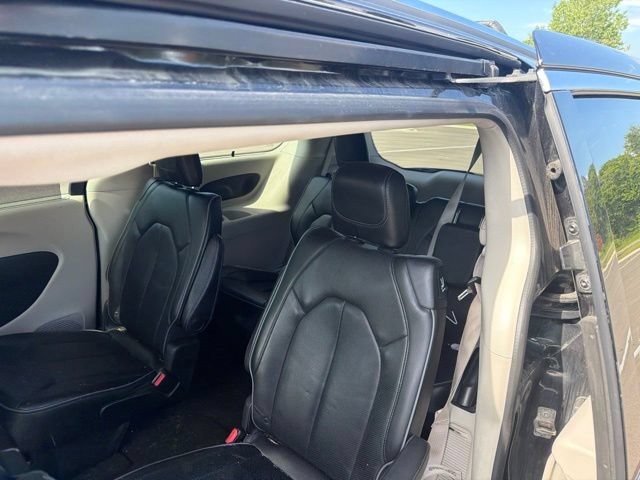 Used 2017 Chrysler Pacifica Limited FWD image 9