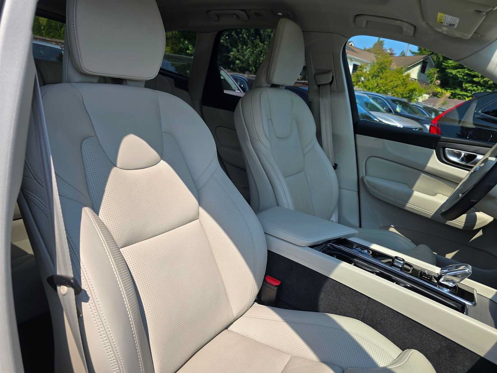 Used 2023 Volvo XC60 T8 Ultimate w/ Climate Package AWD/4WD image 11