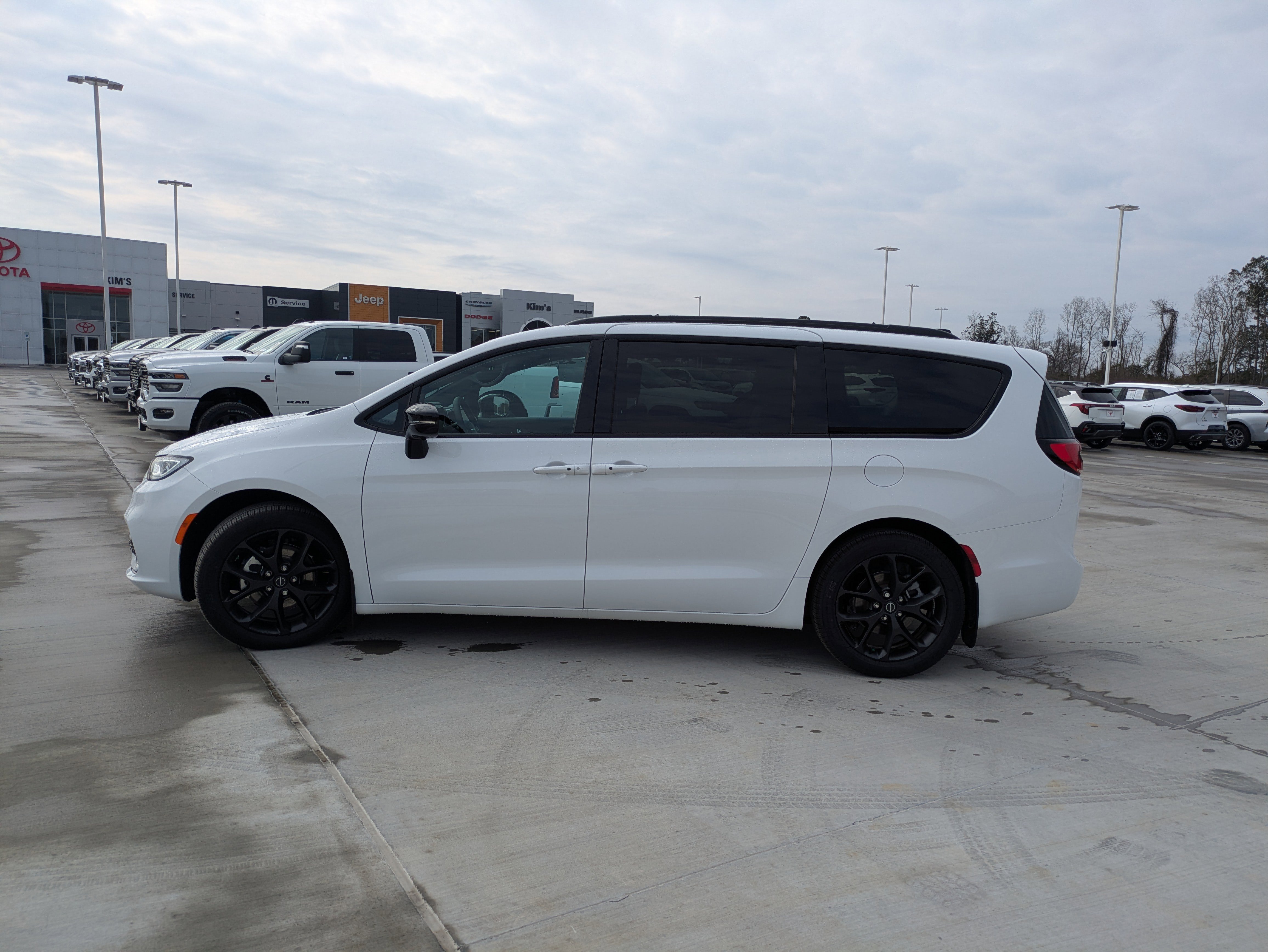 New 2026 Chrysler Pacifica Select w/ S Appearance Package FWD image 4