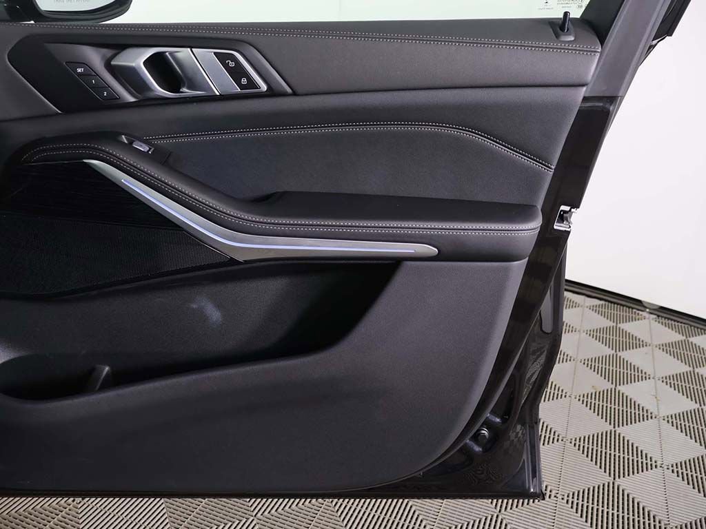 Used 2023 BMW X7 xDrive40i w/ M Sport Package image 26