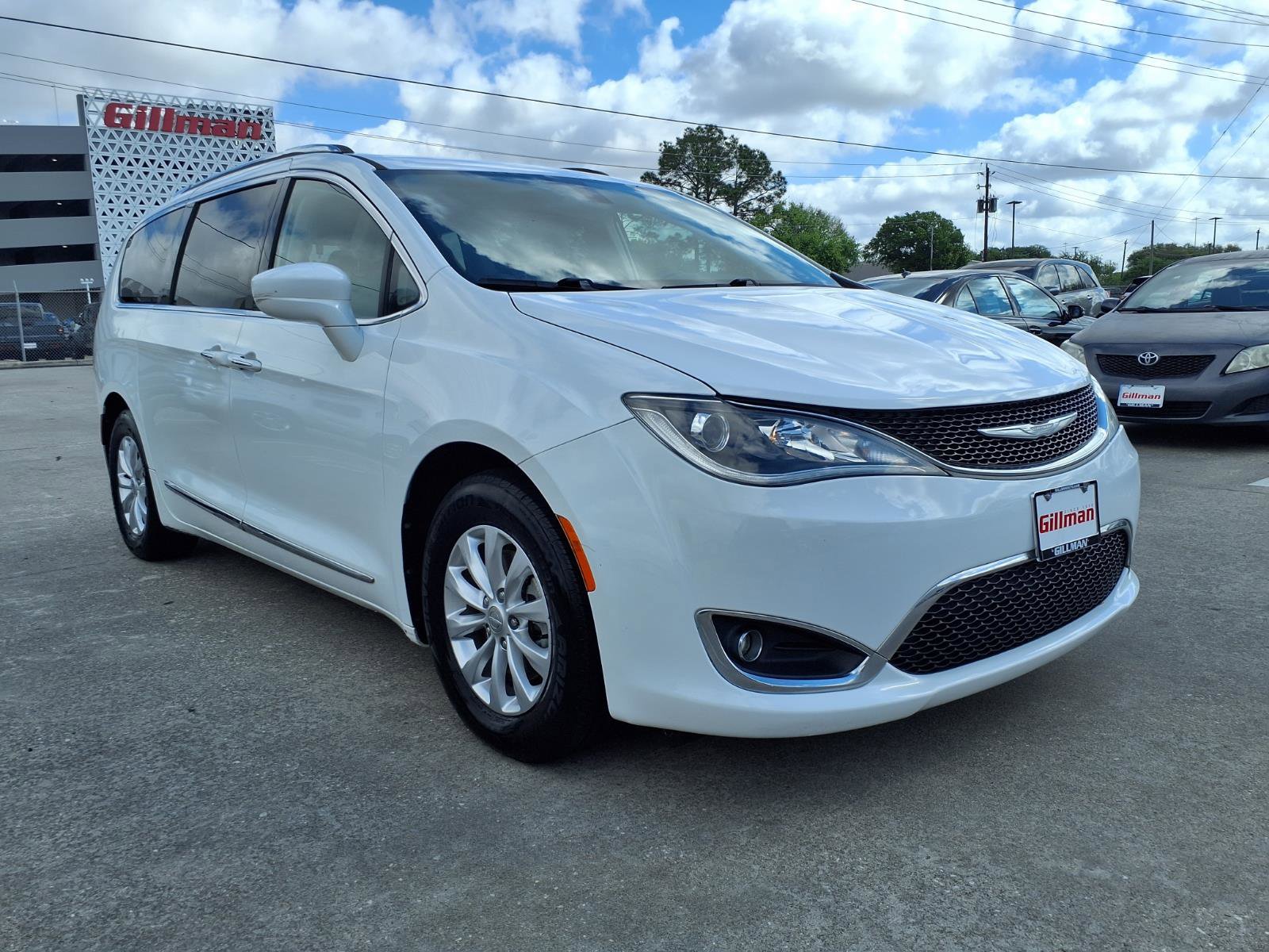 Used 2018 Chrysler Pacifica Touring-L image 2
