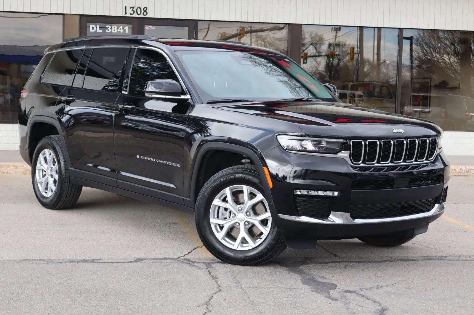 Used 2024 Jeep Grand Cherokee L Limited image 2