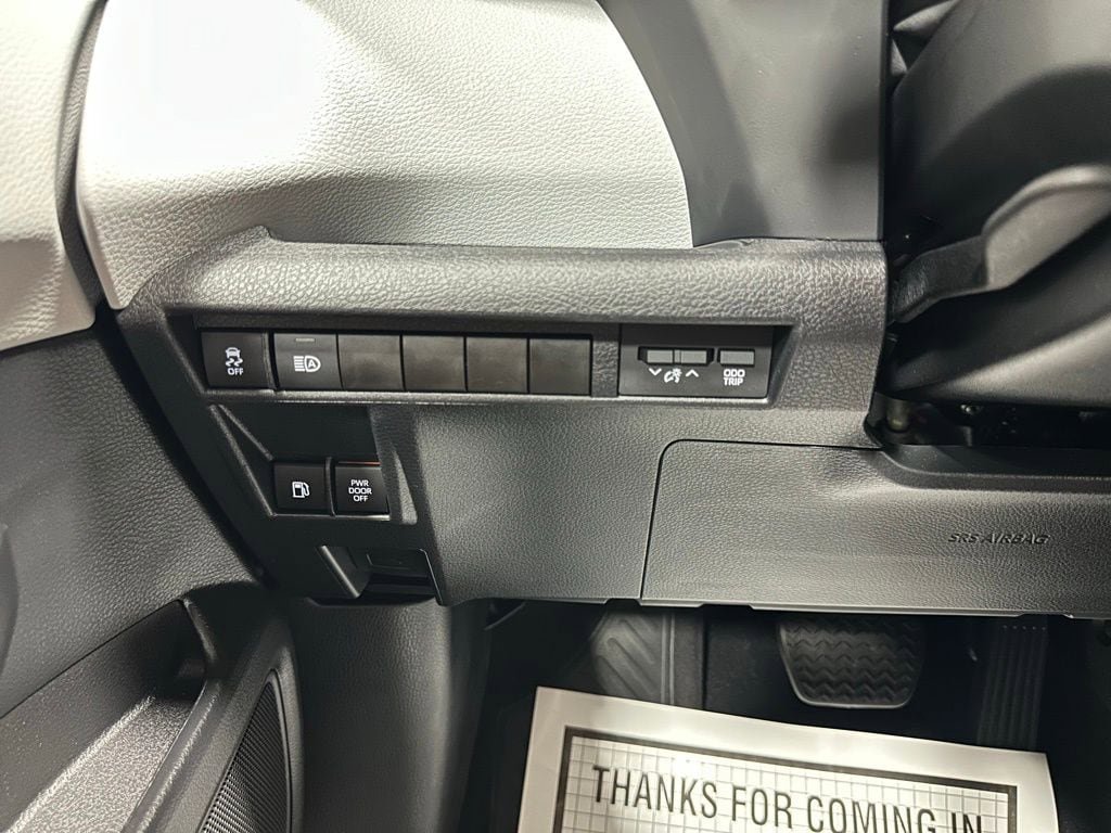 Used 2025 Toyota Sienna LE FWD image 17