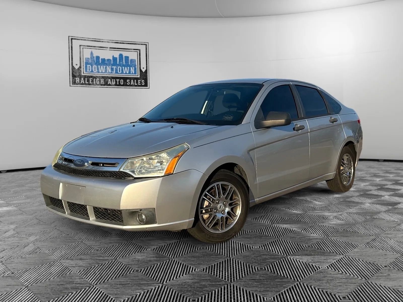 Used 2010 Ford Focus SE image 2
