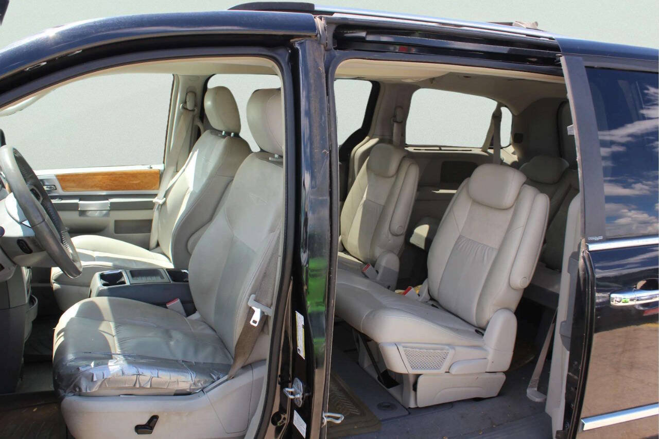 Used 2008 Chrysler Town & Country Limited w/ Entertainment Group #3 FWD image 5