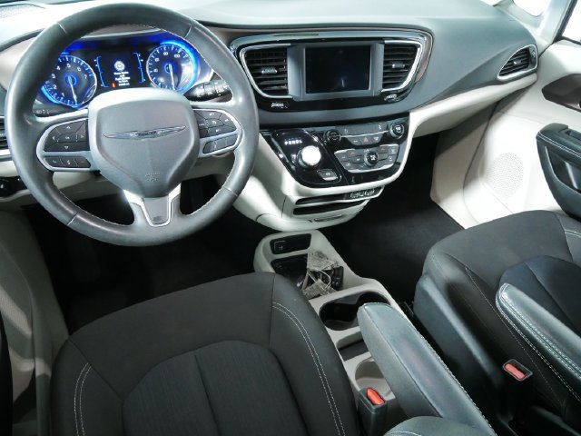 Used 2022 Chrysler Voyager LX FWD image 4