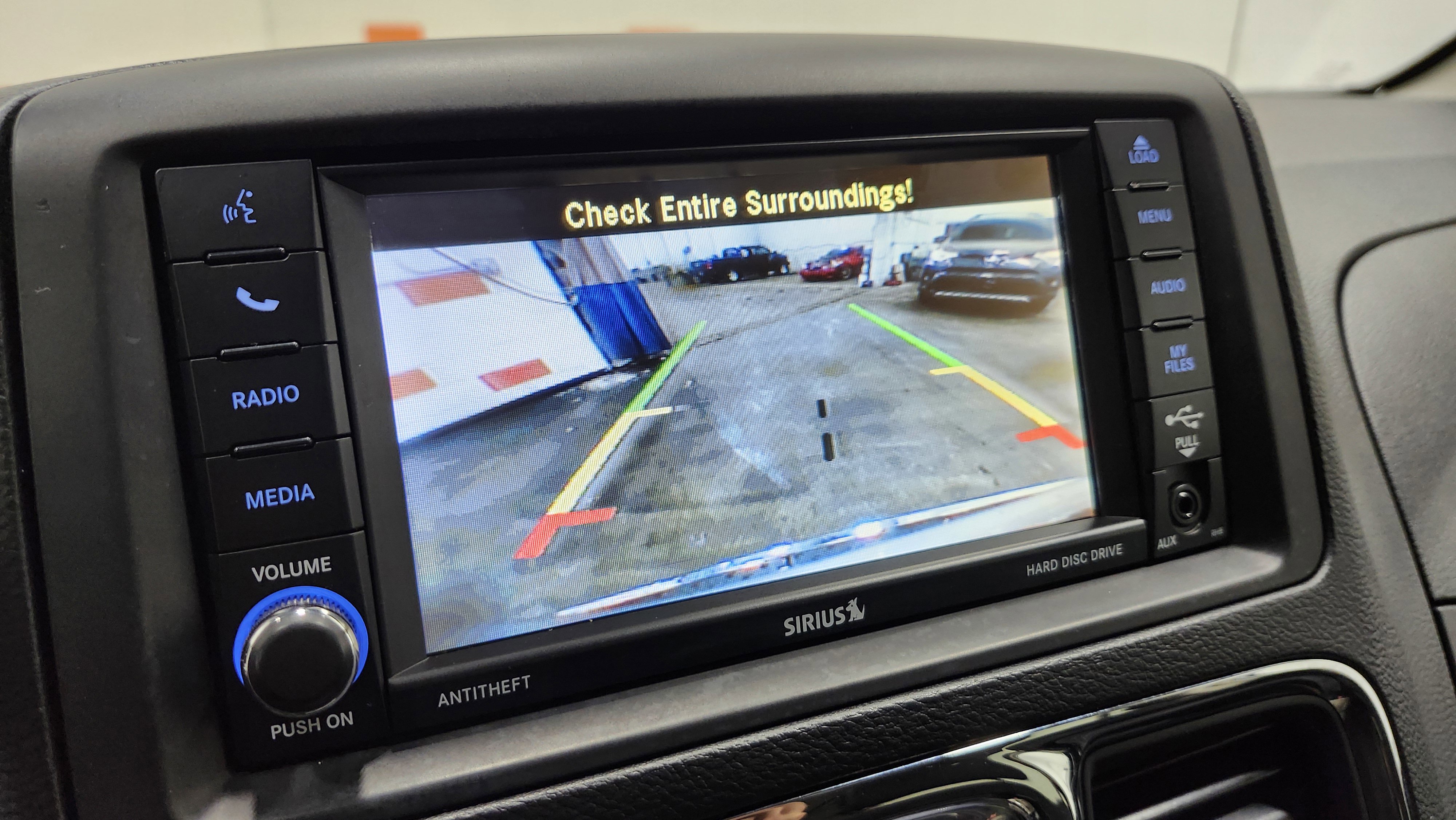 Used 2014 Chrysler Town & Country Touring-L image 4