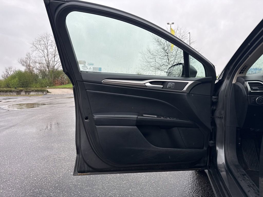 Used 2017 Ford Fusion SE w/ Fusion SE Technology Package FWD image 7