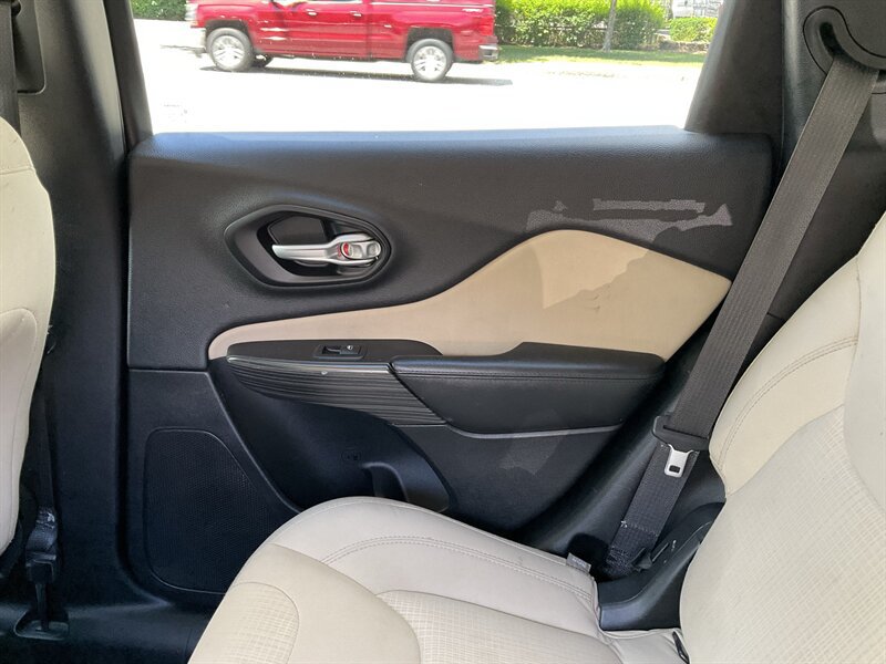Used 2016 Jeep Cherokee Latitude FWD image 17