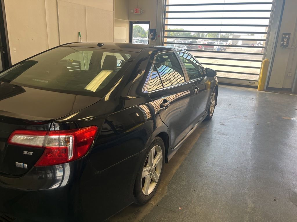 Used 2014 Toyota Camry SE w/ Moonroof Package FWD image 13