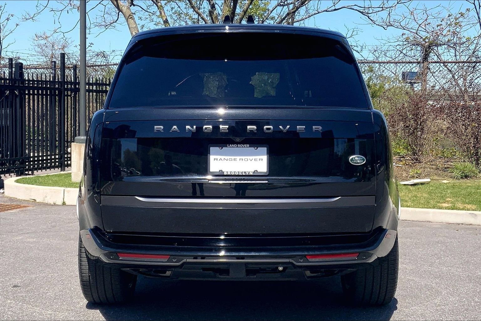 Used 2023 Land Rover Range Rover Long Wheelbase SE AWD/4WD image 4
