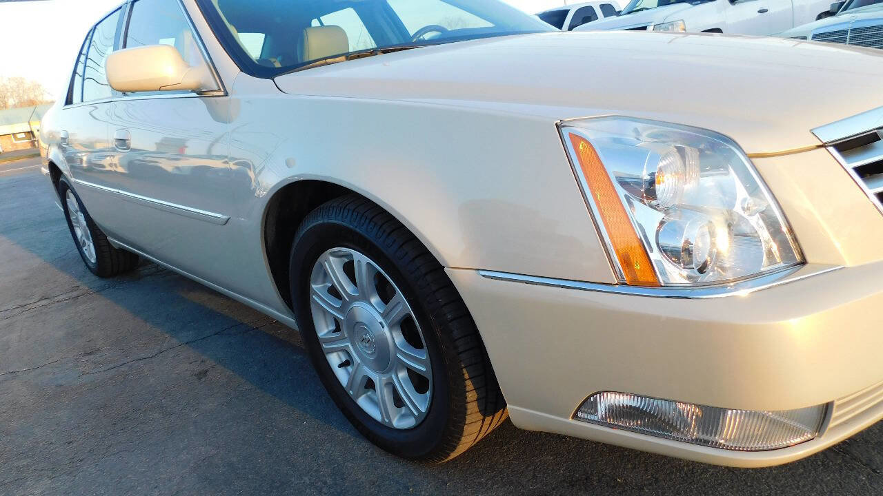 Used 2011 Cadillac DTS FWD image 36