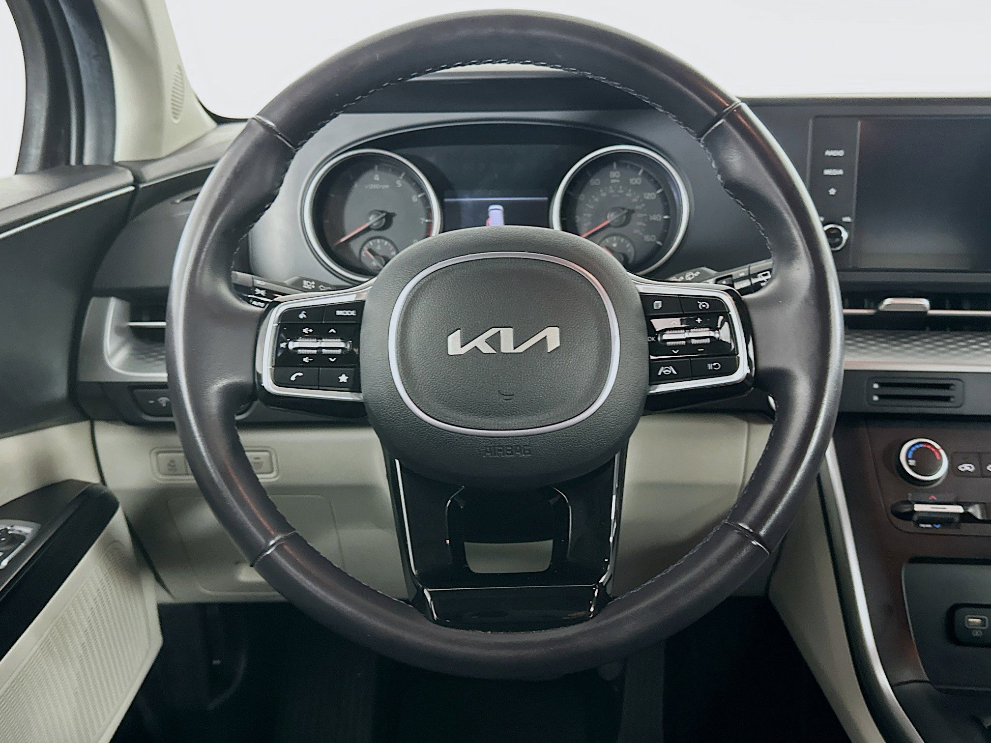 Used 2024 Kia Carnival LX image 18