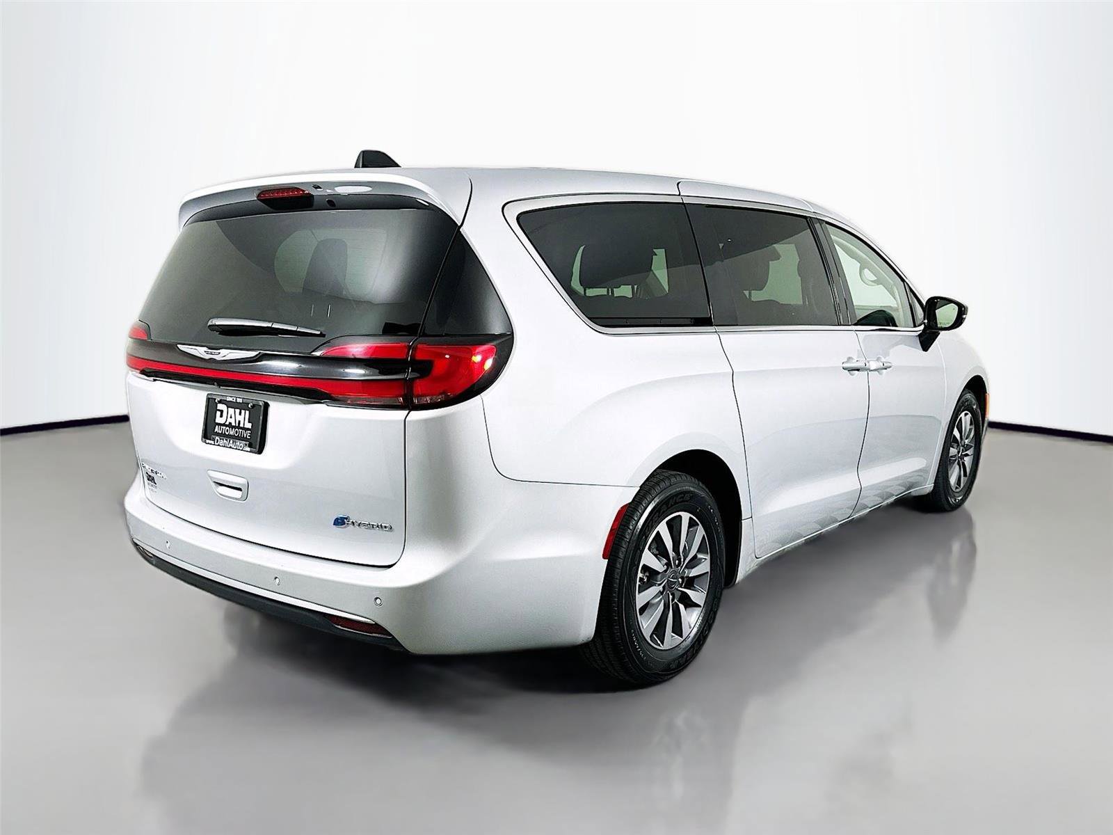 Used 2024 Chrysler Pacifica Select image 13